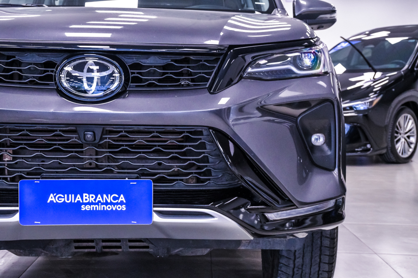 Toyota HILUX SW4 2.8 D-4D TURBO DIESEL SRX PLATINUM 4X4 AUTOMÁTICO 4
