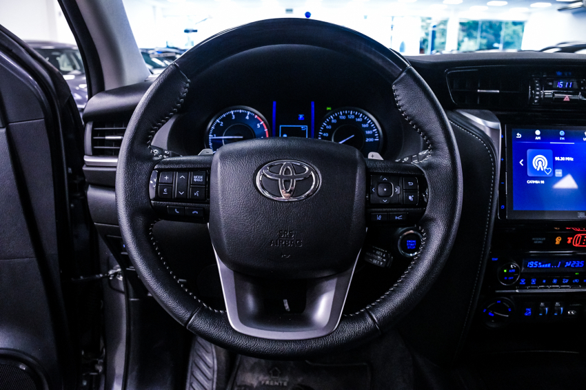 Toyota HILUX SW4 2.8 D-4D TURBO DIESEL SRX PLATINUM 4X4 AUTOMÁTICO 15
