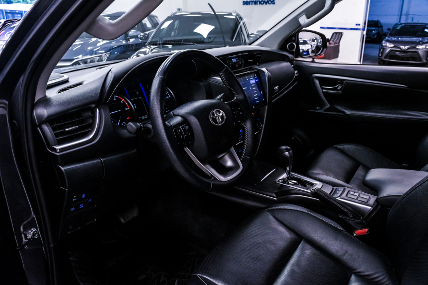 Toyota HILUX SW4 2.8 D-4D TURBO DIESEL SRX PLATINUM 4X4 AUTOMÁTICO 13