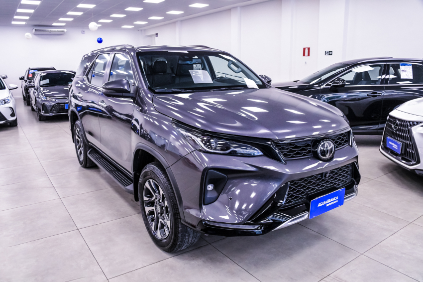 Toyota HILUX SW4 2.8 D-4D TURBO DIESEL SRX PLATINUM 4X4 AUTOMÁTICO 5