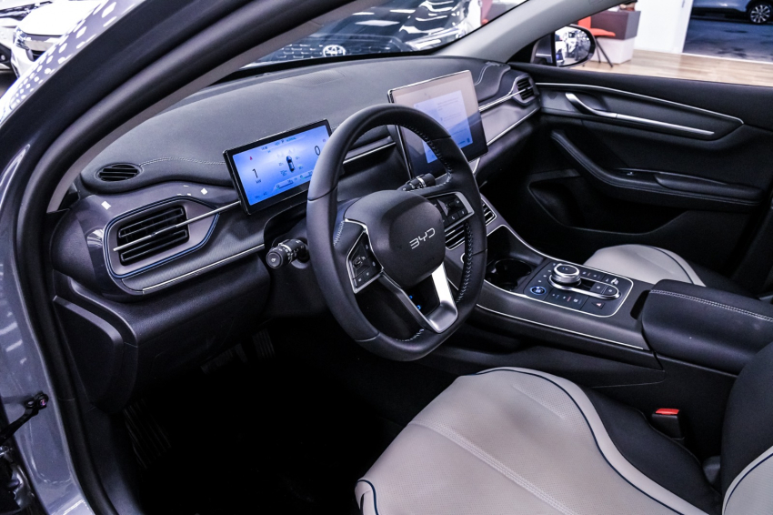 BYD KING 1.5 DM-I PHEV GL AUTOMÁTICO 13