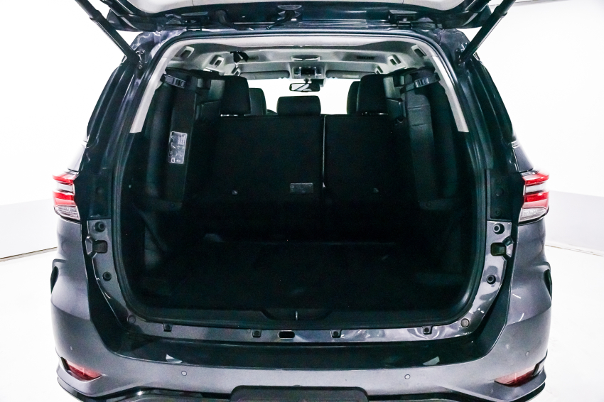 Toyota HILUX SW4 2.8 D-4D TURBO DIESEL SRX PLATINUM 4X4 AUTOMÁTICO 12