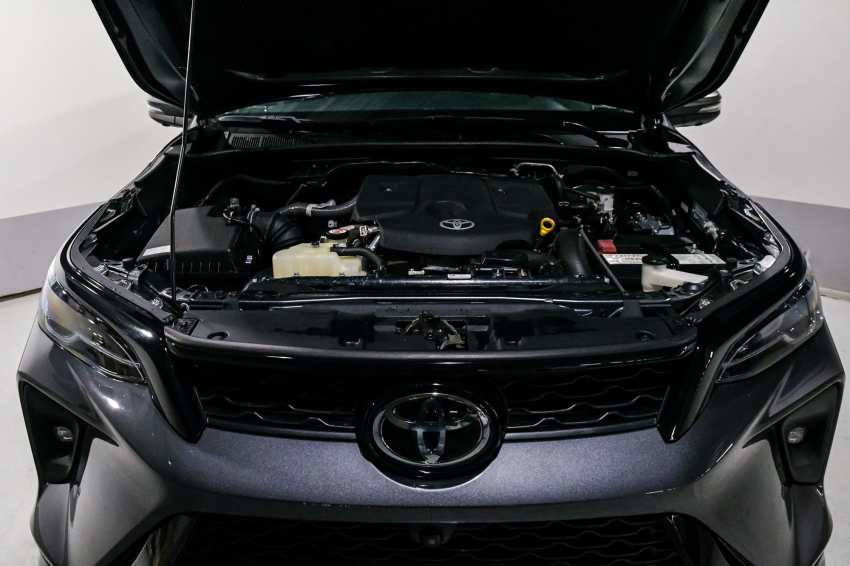 Toyota HILUX SW4 2.8 D-4D TURBO DIESEL SRX PLATINUM 4X4 AUTOMÁTICO 6