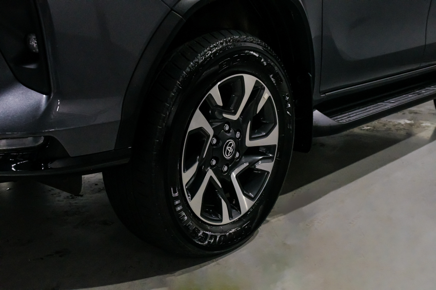 Toyota HILUX SW4 2.8 D-4D TURBO DIESEL SRX PLATINUM 4X4 AUTOMÁTICO 2