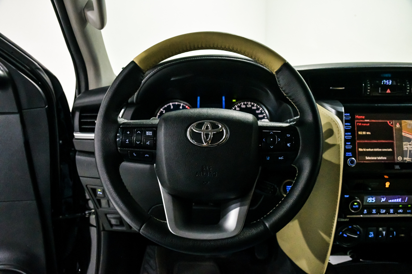 Toyota HILUX SW4 2.8 D-4D TURBO DIESEL SRX 7L 4X4 AUTOMÁTICO 16