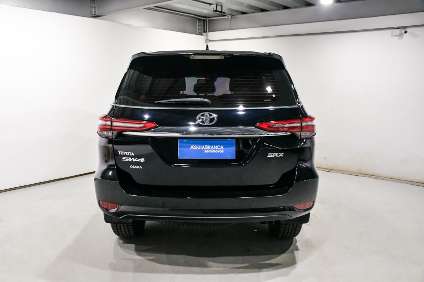 Toyota HILUX SW4 2.8 D-4D TURBO DIESEL SRX 7L 4X4 AUTOMÁTICO 8