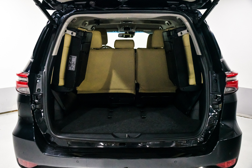 Toyota HILUX SW4 2.8 D-4D TURBO DIESEL SRX 7L 4X4 AUTOMÁTICO 12