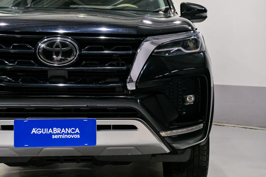 Toyota HILUX SW4 2.8 D-4D TURBO DIESEL SRX 7L 4X4 AUTOMÁTICO 4