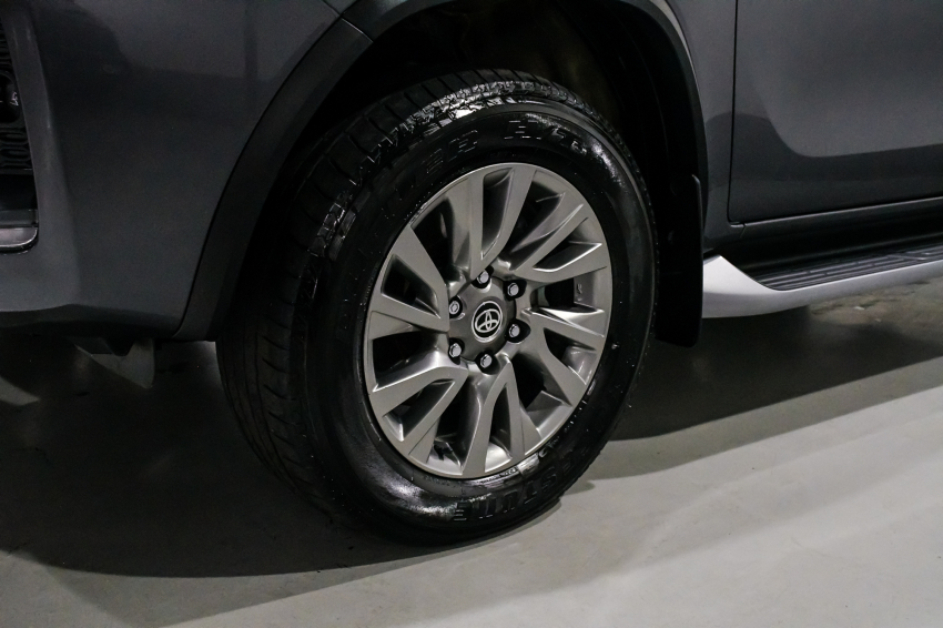 Toyota HILUX SW4 2.8 D-4D TURBO DIESEL SRX 7L 4X4 AUTOMÁTICO 2