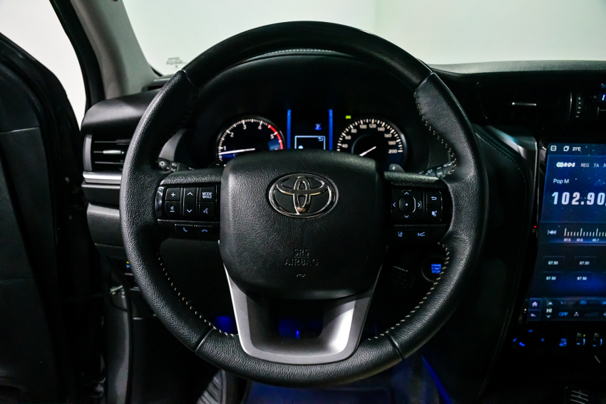 Toyota HILUX SW4 2.8 D-4D TURBO DIESEL SRX 7L 4X4 AUTOMÁTICO 16