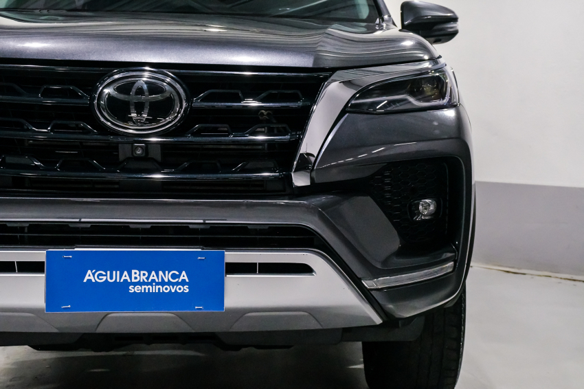 Toyota HILUX SW4 2.8 D-4D TURBO DIESEL SRX 7L 4X4 AUTOMÁTICO 4
