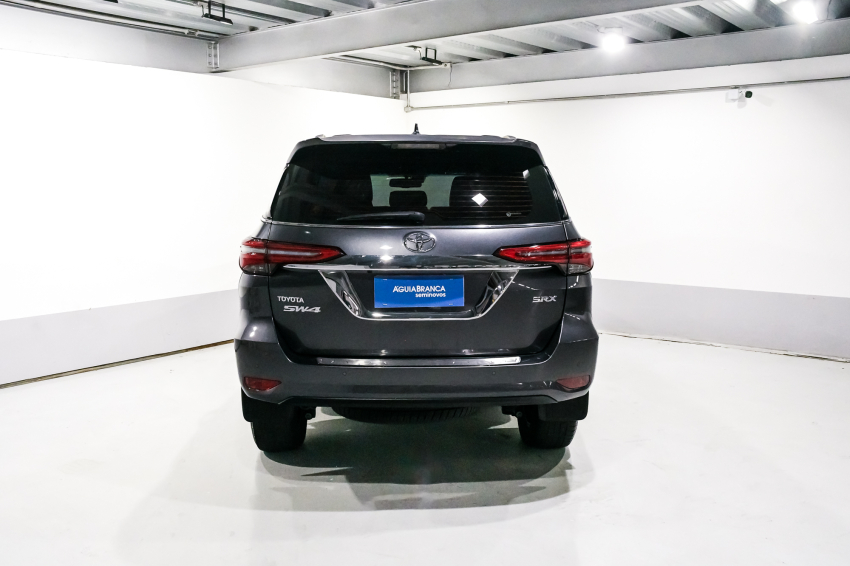 Toyota HILUX SW4 2.8 D-4D TURBO DIESEL SRX 7L 4X4 AUTOMÁTICO 8