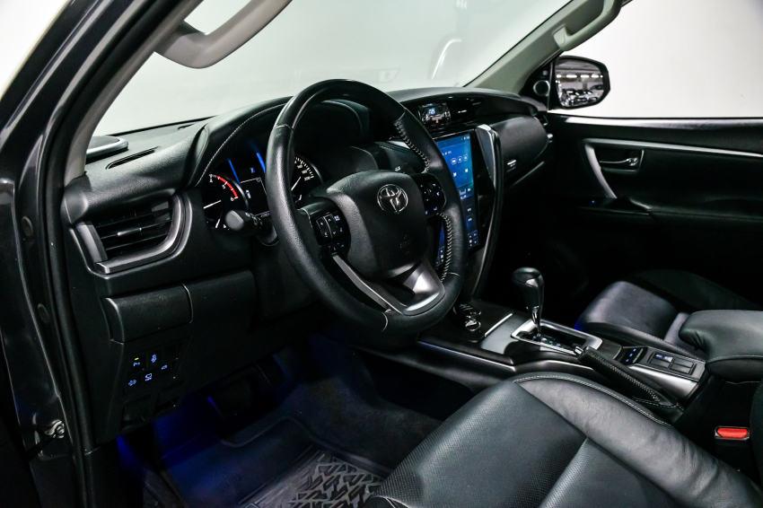 Toyota HILUX SW4 2.8 D-4D TURBO DIESEL SRX 7L 4X4 AUTOMÁTICO 15