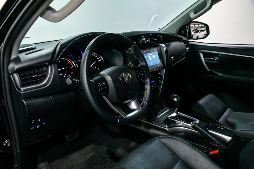 Toyota HILUX SW4 2.8 D-4D TURBO DIESEL SRX PLATINUM 4X4 AUTOMÁTICO 15