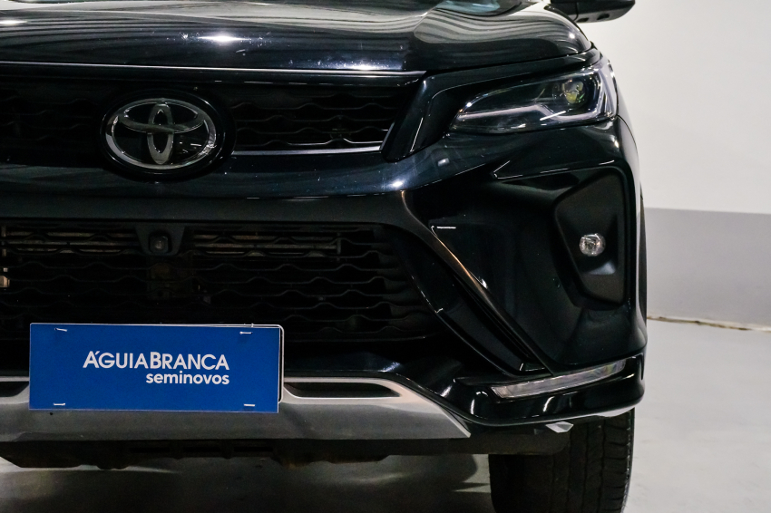 Toyota HILUX SW4 2.8 D-4D TURBO DIESEL SRX PLATINUM 4X4 AUTOMÁTICO 4