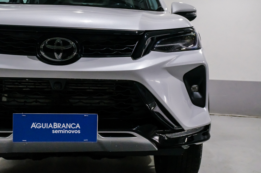 Toyota HILUX SW4 2.8 D-4D TURBO DIESEL SRX PLATINUM 7L 4X4 AUTOMÁTICO 4