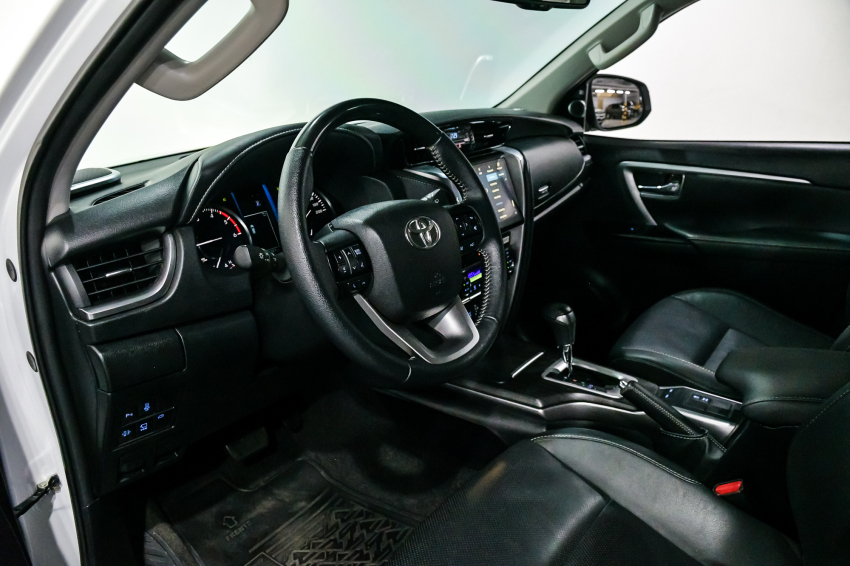 Toyota HILUX SW4 2.8 D-4D TURBO DIESEL SRX PLATINUM 7L 4X4 AUTOMÁTICO 14