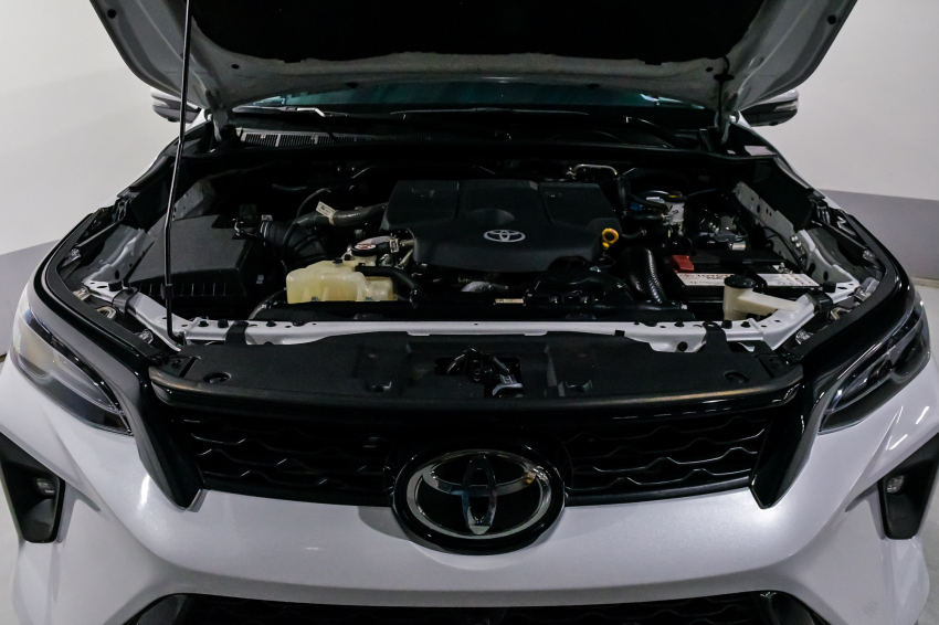 Toyota HILUX SW4 2.8 D-4D TURBO DIESEL SRX PLATINUM 7L 4X4 AUTOMÁTICO 6