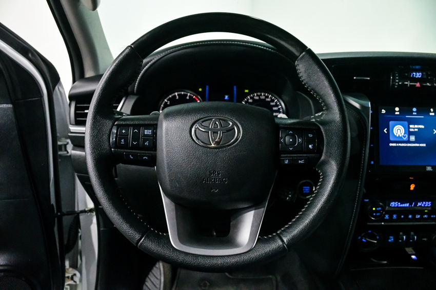 Toyota HILUX SW4 2.8 D-4D TURBO DIESEL SRX PLATINUM 7L 4X4 AUTOMÁTICO 15