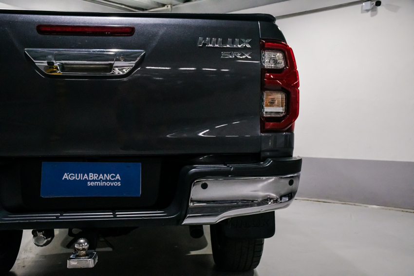Toyota HILUX 2.8 D-4D TURBO DIESEL CD SRX 4X4 AUTOMÁTICO 9