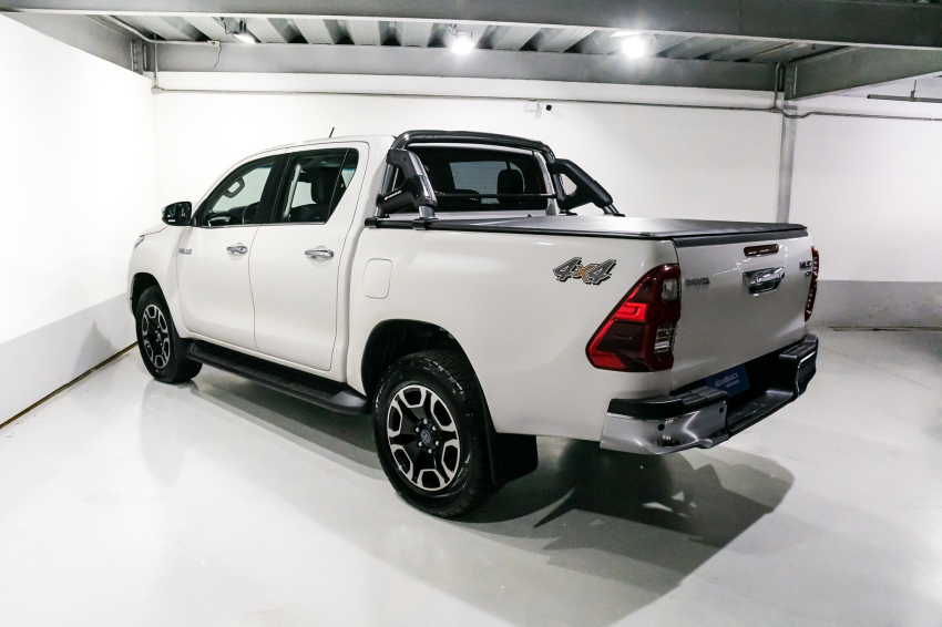 Toyota HILUX 2.8 D-4D TURBO DIESEL CD SRX LIMITED 4X4 AUTOMÁTICO 7