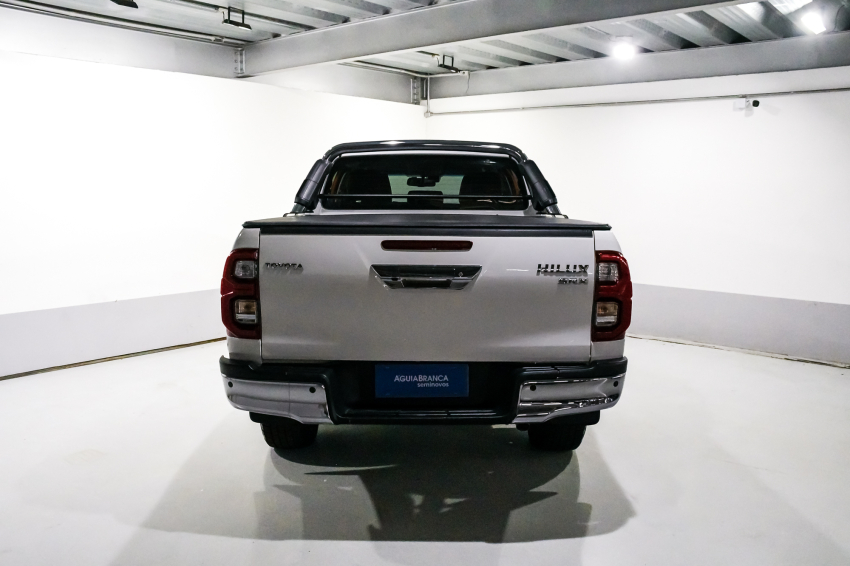 Toyota HILUX 2.8 D-4D TURBO DIESEL CD SRX LIMITED 4X4 AUTOMÁTICO 8