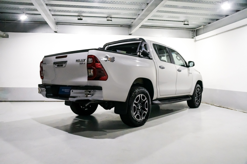 Toyota HILUX 2.8 D-4D TURBO DIESEL CD SRX LIMITED 4X4 AUTOMÁTICO 10