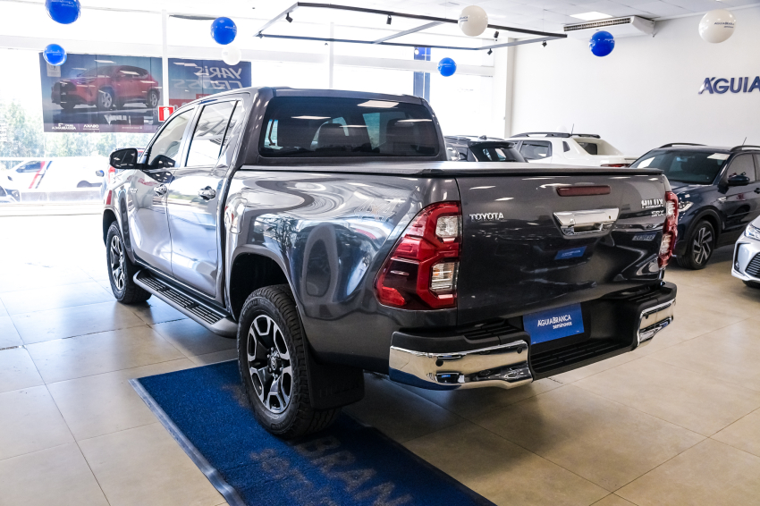 Toyota HILUX 2.8 D-4D TURBO DIESEL CD SRX 4X4 AUTOMÁTICO 7