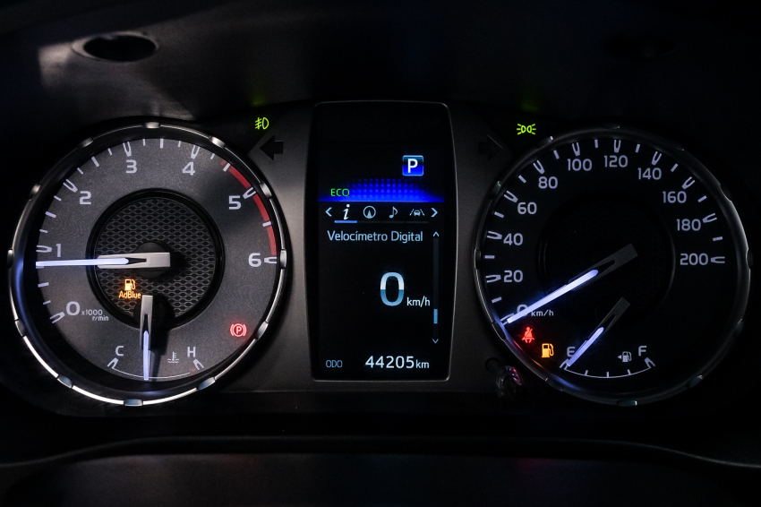 Toyota HILUX 2.8 D-4D TURBO DIESEL CD SRX PLUS 4X4 AUTOMÁTICO 12