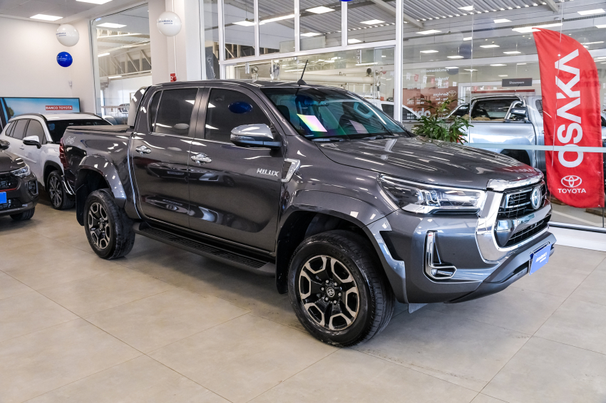 Toyota HILUX 2.8 D-4D TURBO DIESEL CD SRX PLUS 4X4 AUTOMÁTICO 5
