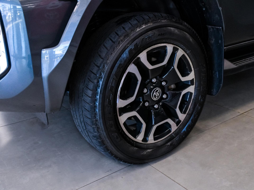 Toyota HILUX 2.8 D-4D TURBO DIESEL CD SRX PLUS 4X4 AUTOMÁTICO 2