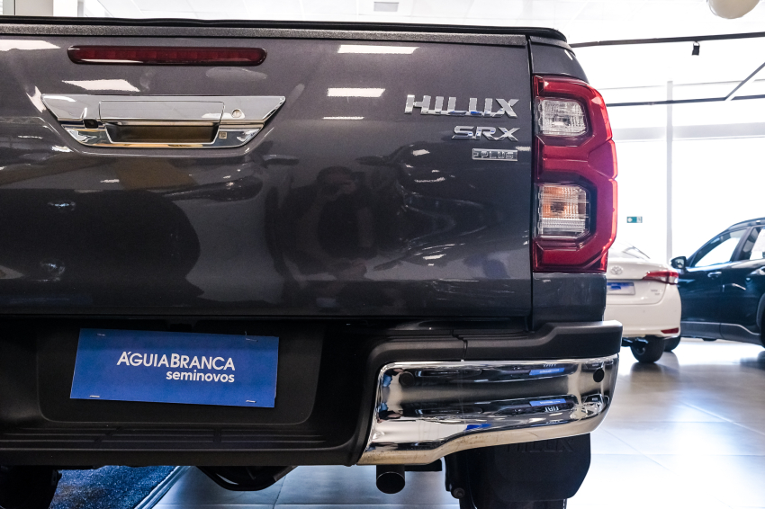 Toyota HILUX 2.8 D-4D TURBO DIESEL CD SRX PLUS 4X4 AUTOMÁTICO 9
