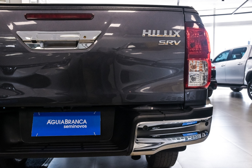 Toyota HILUX 2.8 D-4D TURBO DIESEL CD SRV 4X4 AUTOMÁTICO 9