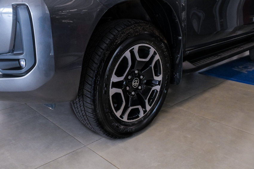 Toyota HILUX 2.8 D-4D TURBO DIESEL CD SRV 4X4 AUTOMÁTICO 2