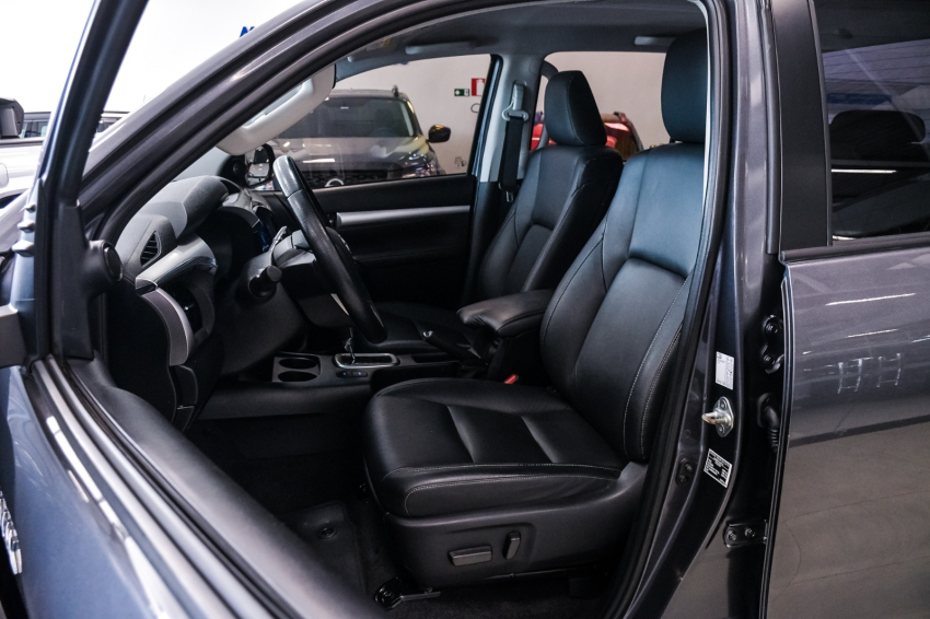 Toyota HILUX 2.8 D-4D TURBO DIESEL CD SRV 4X4 AUTOMÁTICO 20