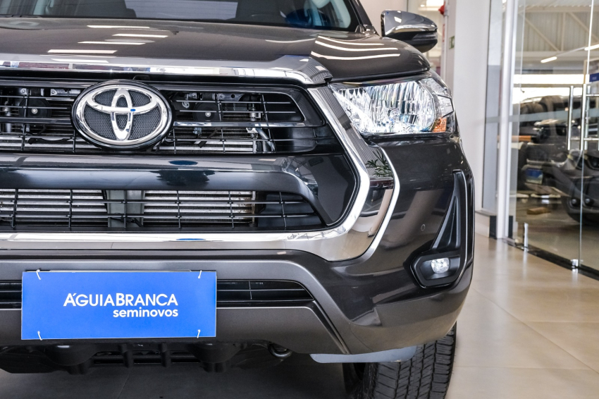 Toyota HILUX 2.8 D-4D TURBO DIESEL CD SRV 4X4 AUTOMÁTICO 4