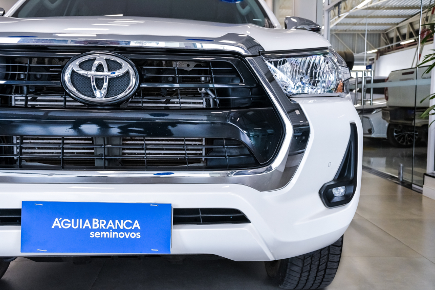 Toyota HILUX 2.8 D-4D TURBO DIESEL CD SRV 4X4 AUTOMÁTICO 4