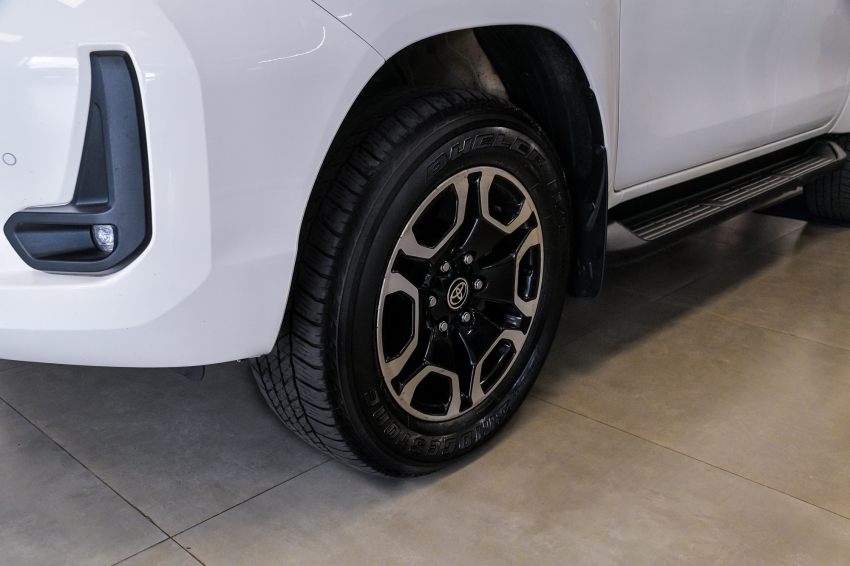 Toyota HILUX 2.8 D-4D TURBO DIESEL CD SRV 4X4 AUTOMÁTICO 2