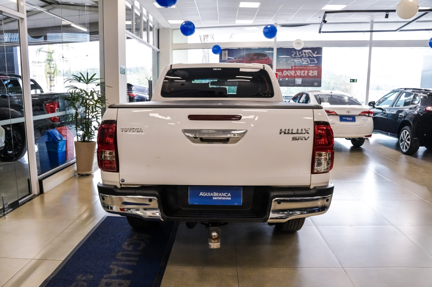 Toyota HILUX 2.8 D-4D TURBO DIESEL CD SRV 4X4 AUTOMÁTICO 8