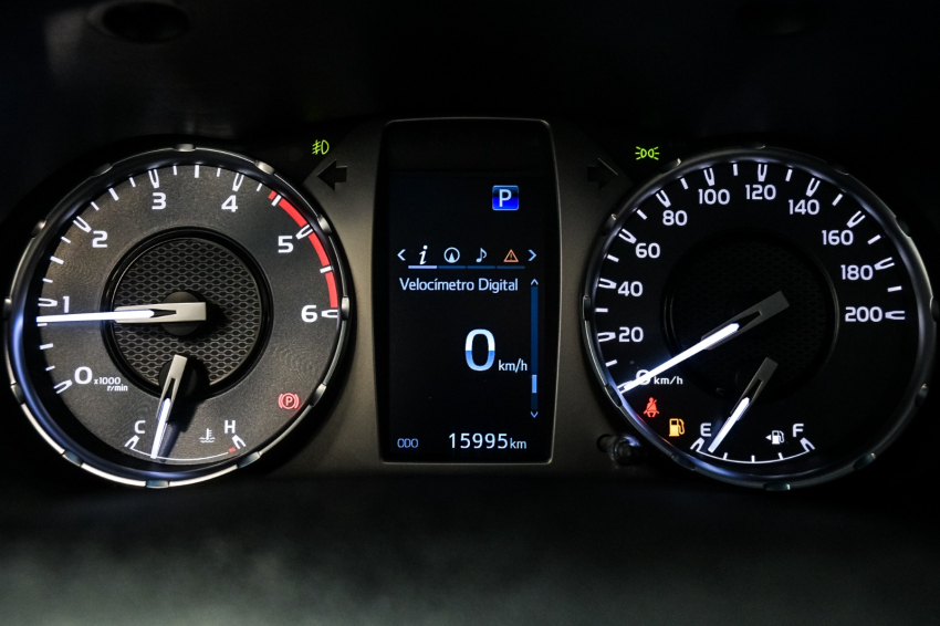 Toyota HILUX 2.8 D-4D TURBO DIESEL CD SRV 4X4 AUTOMÁTICO 12