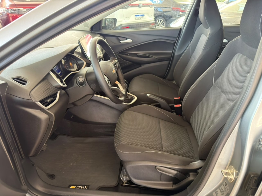 ONIX SEDAN PLUS 1.0 MEC LT2 COM APENAS 28 MIL KM RODADO2