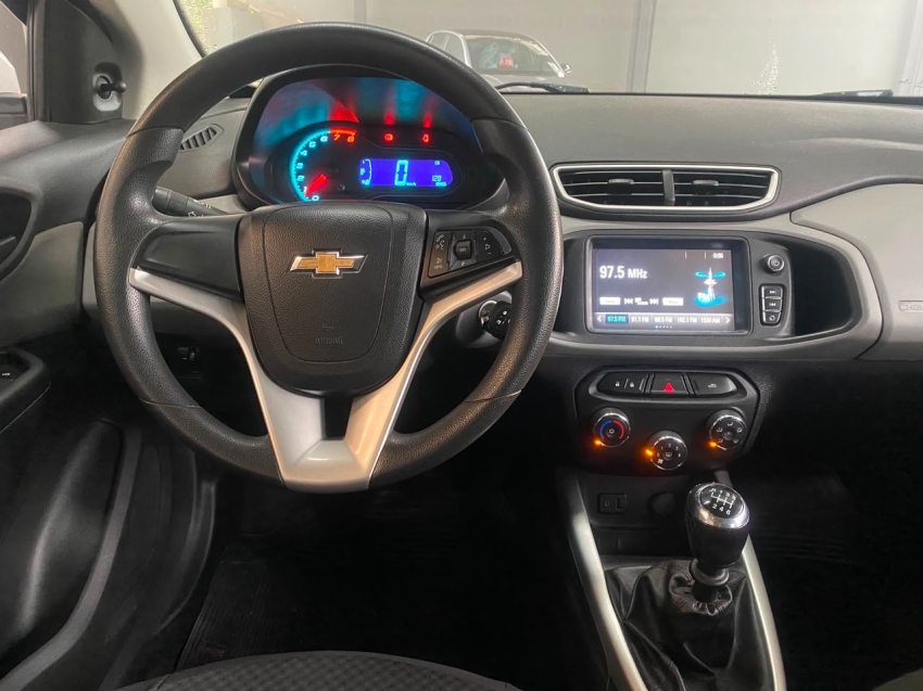 chevrolet onix lt 1.4 - 2017 63100 km + cautelar 100% ok6