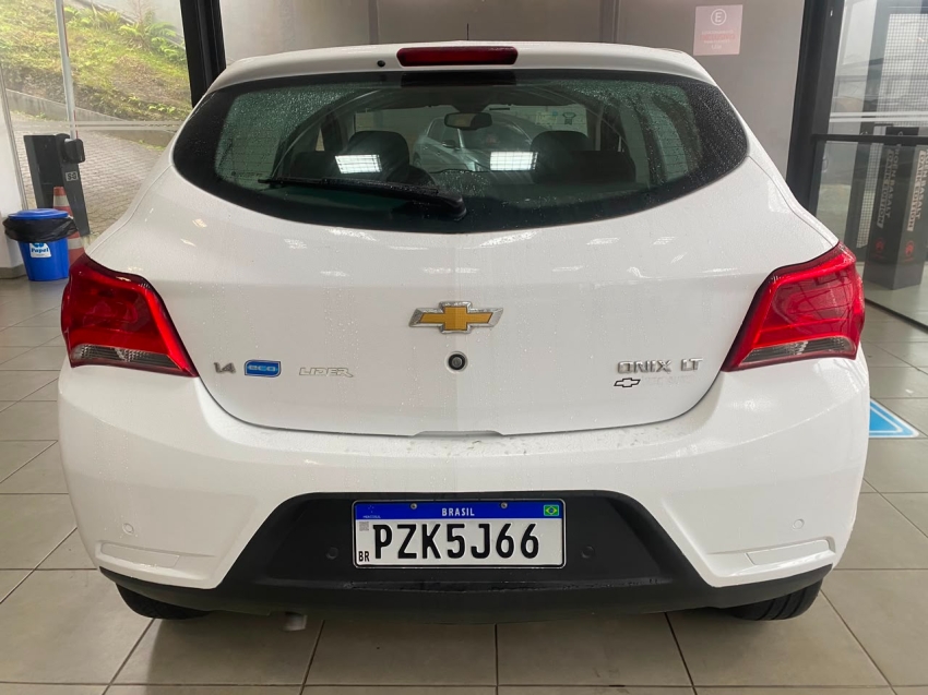 chevrolet onix lt 1.4 - 2017 63100 km + cautelar 100% ok3