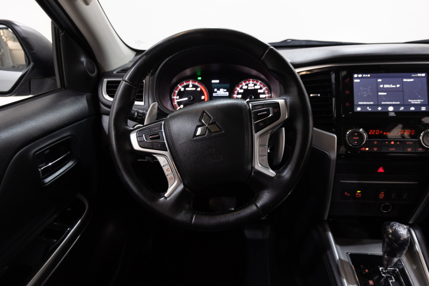 Carro Mitsubishi L200 TRITON