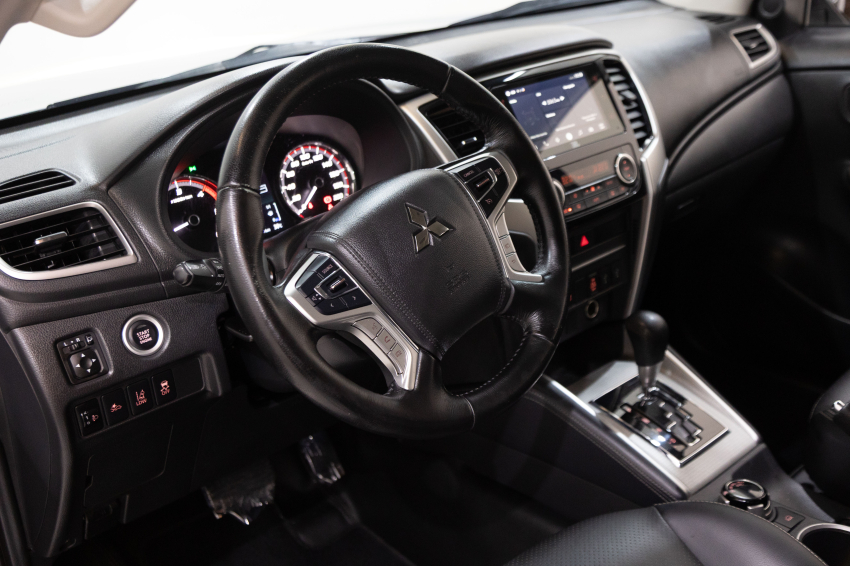 Carro Mitsubishi L200 TRITON