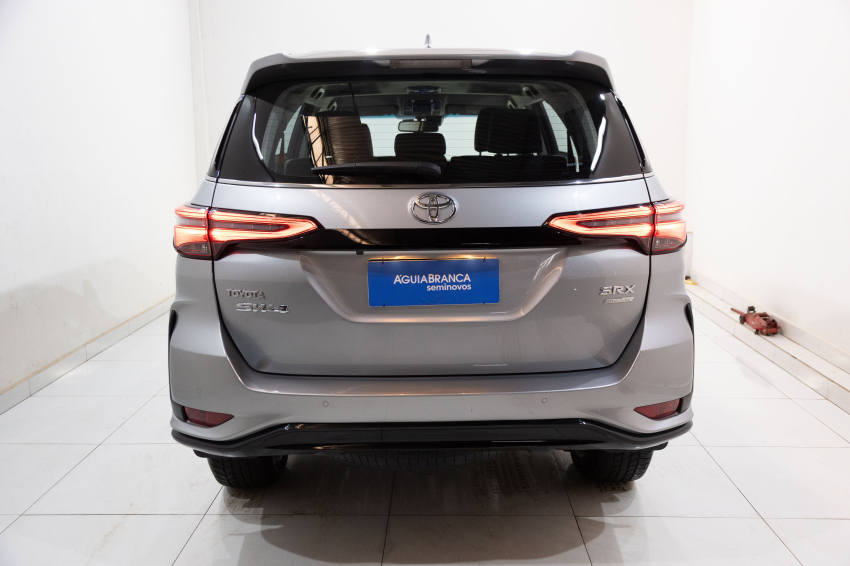Carro Toyota HILUX SW4