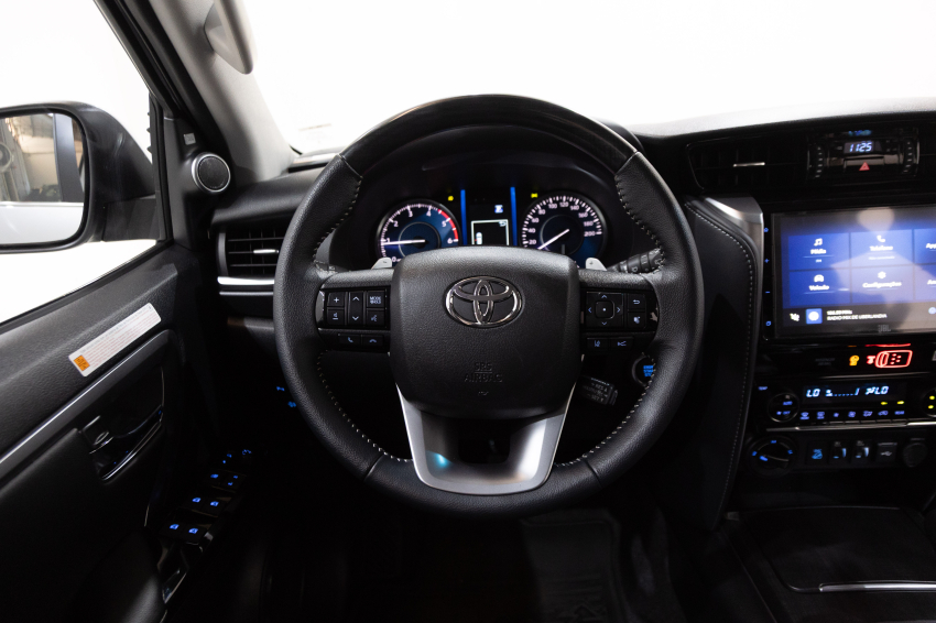 Carro Toyota HILUX SW4