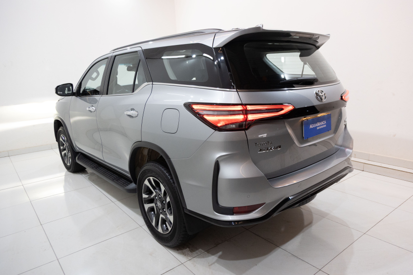 Carro Toyota HILUX SW4