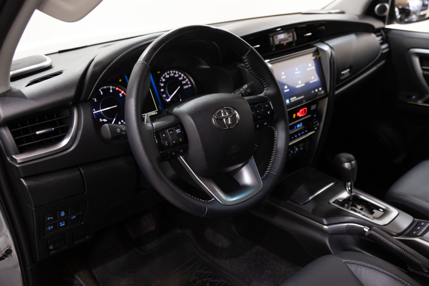 Carro Toyota HILUX SW4