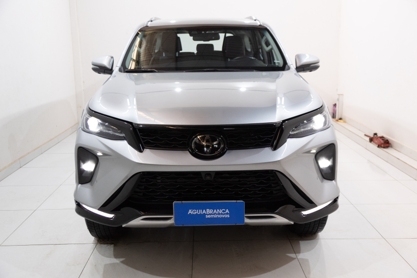 Carro Toyota HILUX SW4